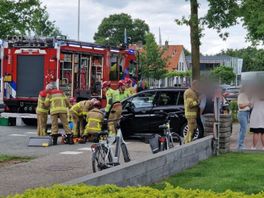 De brandweer moest de vrouw van onder de auto bevrijden.