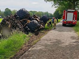 De trekker en gierwagen belandde in de sloot.